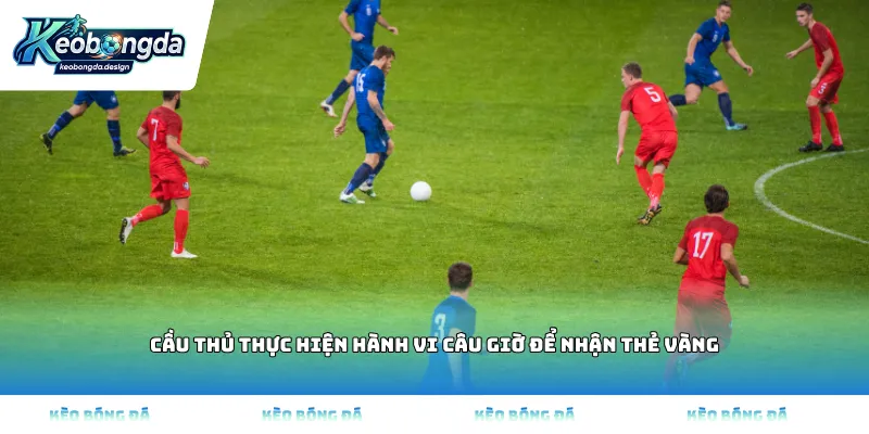 Cầu thủ thực hiện hành vi câu giờ để nhận thẻ vàng