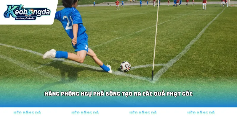 Hàng phòng ngự phá bóng tạo ra các quả phạt góc